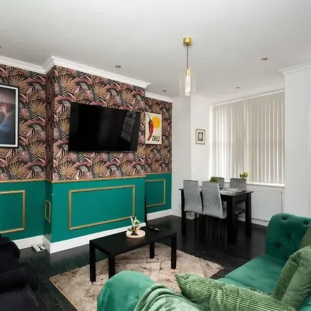 Modern 2 Bed House - Sleeps 6 - Near Centre Apartment *