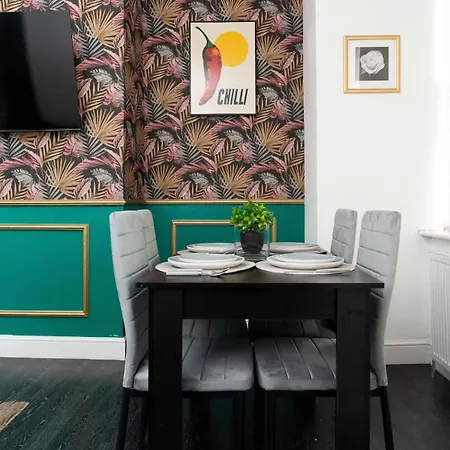 Modern 2 Bed House - Sleeps 6 - Near Centre * Leeds (West Yorkshire)