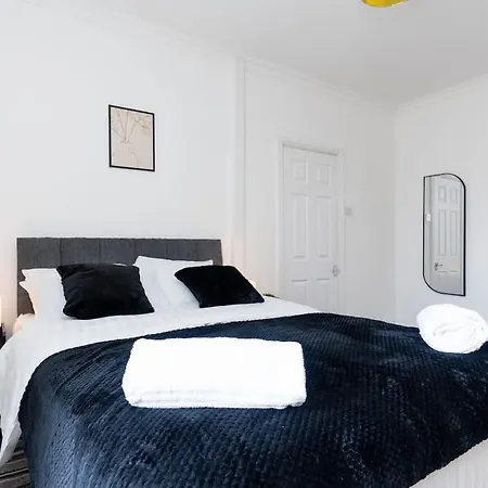 Apartment Modern 2 Bed House - Sleeps 6 - Near Centre *