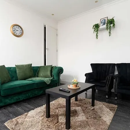 Modern 2 Bed House - Sleeps 6 - Near Centre Leeds (West Yorkshire)