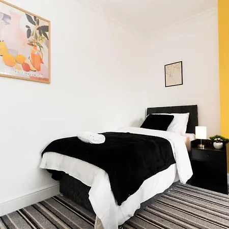 Modern 2 Bed House - Sleeps 6 - Near Centre Leeds (West Yorkshire)