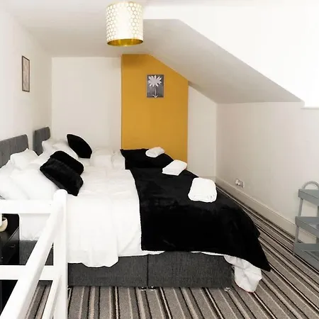 Apartment Modern 2 Bed House - Sleeps 6 - Near Centre