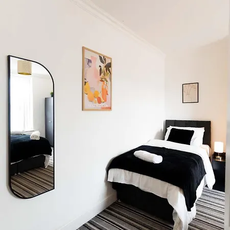 Modern 2 Bed House - Sleeps 6 - Near Centre Apartment Leeds (West Yorkshire)