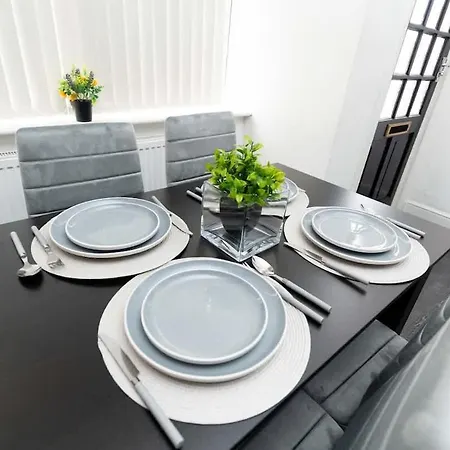 Modern 2 Bed House - Sleeps 6 - Near Centre *