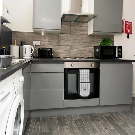 Modern 2 Bed House - Sleeps 6 - Near Centre *