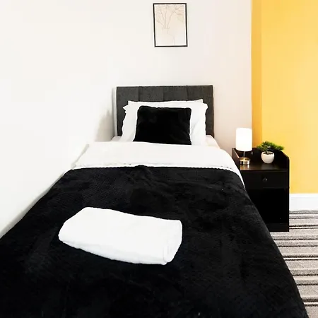 Modern 2 Bed House - Sleeps 6 - Near Centre *