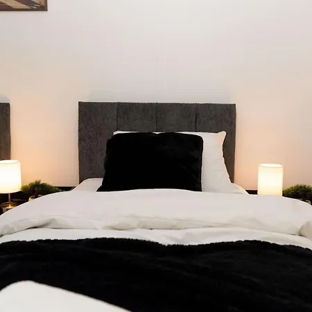Modern 2 Bed House - Sleeps 6 - Near Centre * Leeds (West Yorkshire)