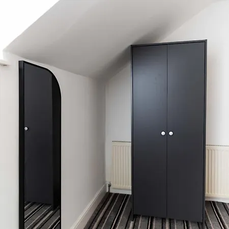 Modern 2 Bed House - Sleeps 6 - Near Centre Apartment *