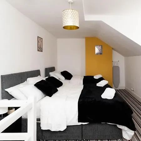 Modern 2 Bed House - Sleeps 6 - Near Centre Apartment