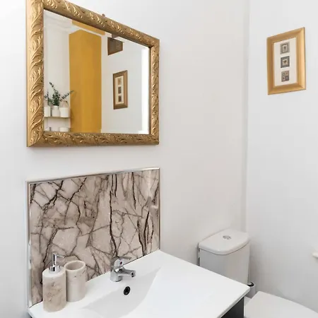Modern 2 Bed House - Sleeps 6 - Near Centre * Leeds (West Yorkshire)