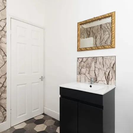 Modern 2 Bed House - Sleeps 6 - Near Centre Apartment *