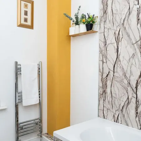 Modern 2 Bed House - Sleeps 6 - Near Centre