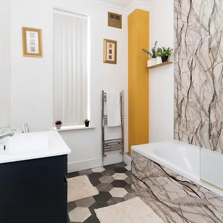 Modern 2 Bed House - Sleeps 6 - Near Centre Apartment