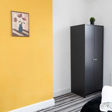 Apartment Modern 2 Bed House - Sleeps 6 - Near Centre