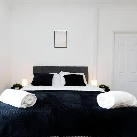 Modern 2 Bed House - Sleeps 6 - Near Centre Apartment Leeds (West Yorkshire)