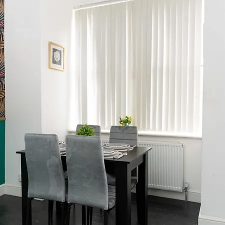Apartment Modern 2 Bed House - Sleeps 6 - Near Centre