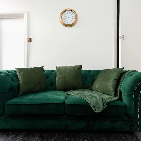 Modern 2 Bed House - Sleeps 6 - Near Centre Leeds (West Yorkshire)