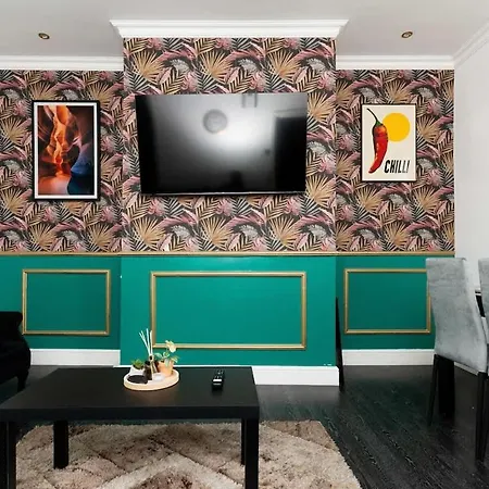 Modern 2 Bed House - Sleeps 6 - Near Centre Apartment *