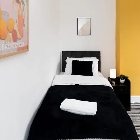 Modern 2 Bed House - Sleeps 6 - Near Centre Apartment Leeds (West Yorkshire)
